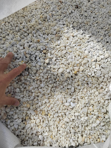 Kamenclub.ru: Мраморная крошка, щебень, цвет-белый, фр. 5-10 мм.  купить в Сургуте мрамор белый, айвори, молочный мраморная каменная крошка ландшафтная 12000 руб/т   фото КАМЕНЬ КЛУБ