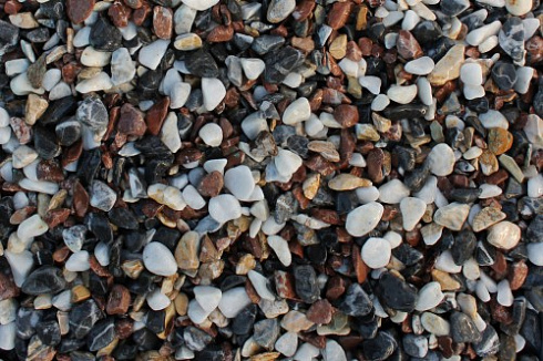 Kamenclub.ru: Мраморная крошка (щебень крошка микс : белый-черный-розовый) фр. 5-10 мм.  купить в Сургуте мрамор белый, черный, розовый, разноцветный микс декоративная мраморная каменная крошка 12000 руб/т   фото КАМЕНЬ КЛУБ