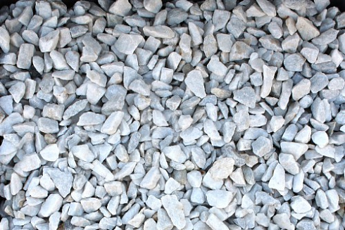 Kamenclub.ru: Мраморная крошка, щебень, цвет-белый, фр. 3-5 мм.  купить в Сургуте мрамор белый молочный бежевый мрамор колотый 11500 руб/т   фото КАМЕНЬ КЛУБ