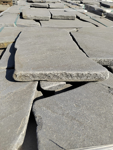 Kamenclub.ru: Песчаник пластушка светло-серый (4,0 - 6,0 см)  купить в Сургуте плитняк - пластушка светло-серый песчаник 12600 руб/м3   фото КАМЕНЬ КЛУБ