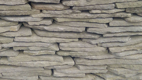 Kamenclub.ru: Песчаник пластушка светло-серый (3,0 см)  купить в Сургуте песчаник светло-серый, серый песчаник рваный ландшафтный колотый 13800 руб/м3   фото КАМЕНЬ КЛУБ