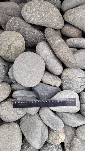 Kamenclub.ru: Галька речная окат (темно-серая) фр. 70-150 мм. купить  в Сургуте галька речная темно-серая, синяя, серая речная галька округлая  8000 руб/т   фото КАМЕНЬ КЛУБ