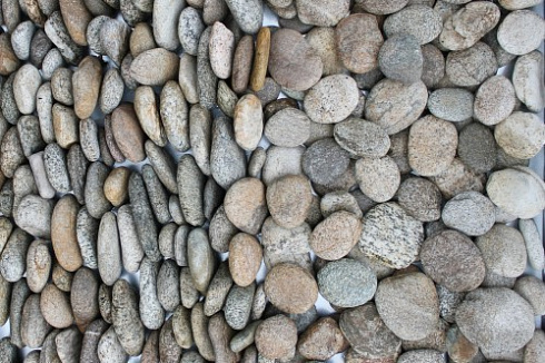 Kamenclub.ru: Галька речная плоская (серо-белая) фр. 70-120 мм. купить  в Сургуте галька галечник речной серый, белый окатанная плоская  природная галька 9000 руб/т   фото КАМЕНЬ КЛУБ