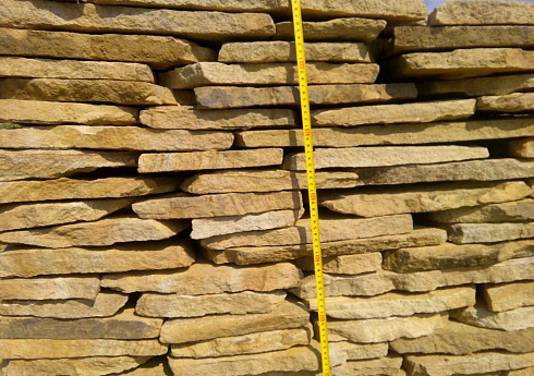 Kamenclub.ru: Песчаник пластушка желтый с разводом под дерево (2 см)  купить в Сургуте плитняк желтый с разводами, желтый, рыжий, серый песчаник пластушка рваная ландшафтная 11 000 руб/м3   фото КАМЕНЬ КЛУБ