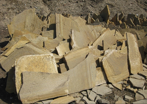 Kamenclub.ru: Форматный камень (плаха) пошаговая дорожка от 70-150 см (4 -12 см)  купить в Сургуте плитняк  форматный плаха желтый песчаник 9 000 руб/т   фото КАМЕНЬ КЛУБ