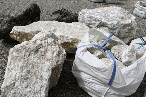 Kamenclub.ru: Мраморизированный известняк фр. 100-500 мм.  купить в Сургуте известняк серый белый темно-серый сероватый валун природного образования окатанный 10500 руб/т   фото КАМЕНЬ КЛУБ