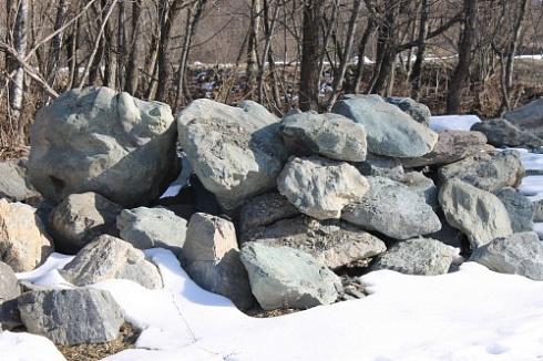 Kamenclub.ru: Гранит скальник (серо-зеленый) фр. 500-1500 мм.  купить в Сургуте гранит мрамор  серый зеленый темно-серый глыба скальная колотая ландшафтная 7 500 руб/т   фото КАМЕНЬ КЛУБ