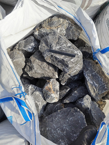 Kamenclub.ru: Черный мрамор скальник фр. 100-500 мм.  купить в Сургуте мрамор черный белый серый крупный колотый валун ландшафтный 8500 руб/т   фото КАМЕНЬ КЛУБ