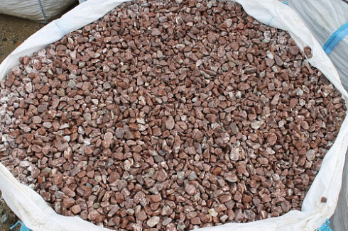 Kamenclub.ru: Мраморная крошка (щебень галтованный розовый) фр.10-20 мм.  купить в Сургуте мрамор розовый, красный ландшафтный декоративный окатанный округлый щебень 15000 руб/т   фото КАМЕНЬ КЛУБ