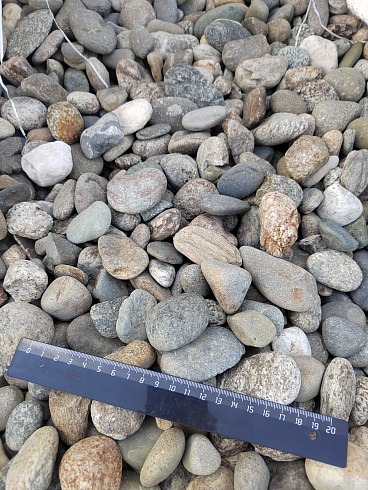 Kamenclub.ru: Галька речная окат (пестрая) фр. 20-40 мм. купить  в Сургуте галька речная пестрая, серая, серые оттенки галька речная окатанная округлая 5000 руб/т   фото КАМЕНЬ КЛУБ