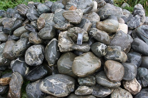 Kamenclub.ru: Валунчик Паутинник фр.100-300 мм  купить в Сургуте крупный природный камень галечник темно-серый с прожилками белый черный речной валунчик 5000 руб/т   фото КАМЕНЬ КЛУБ