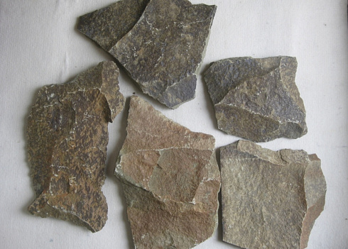 Kamenclub.ru: Песчаник пластушка "фонтанка" серо-зеленая (3,0-5,0 см)  купить в Сургуте песчаник серо-зеленая колотые плитки облицовочные пластушки 11400 руб/м3   фото КАМЕНЬ КЛУБ