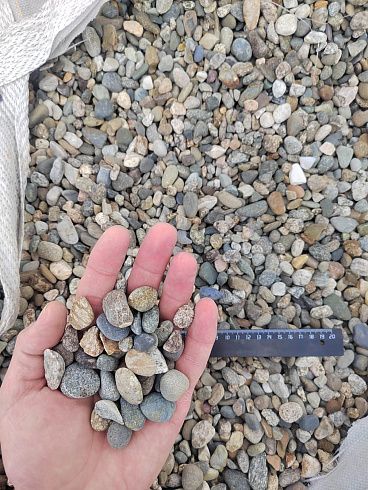Kamenclub.ru: Галька речная окат (серая) фр.10-20 мм купить  в Сургуте галька речная серая, серый, темно-серый, светло-серый, коричневый ландшафтная декоративная речная окатанная округлая галька 5000 руб/т   фото КАМЕНЬ КЛУБ