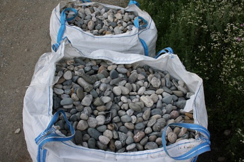 Kamenclub.ru: Галька речная окат (ассорти) фр. 50-100 мм. купить  в Сургуте галька природная округлая серая белая черная серая коричневая синяя галька речная окатанная округлая 6200 руб/т   фото КАМЕНЬ КЛУБ