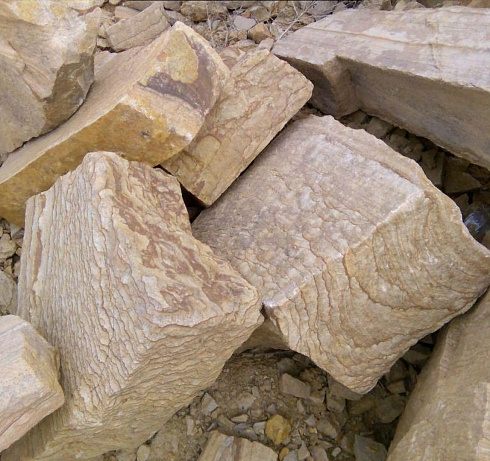 Kamenclub.ru: Песчаник пластушка желтый с рисунком (7-15 см)  купить в Сургуте плитняк - пластушка - бут желтый песчаник 10200 руб/м3   фото КАМЕНЬ КЛУБ