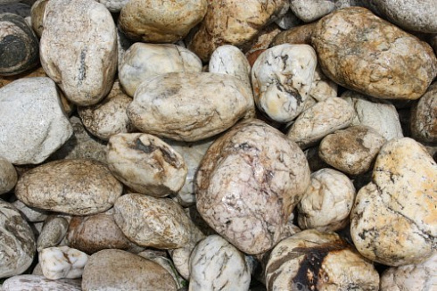 Kamenclub.ru: Кварцевый валунчик фр.100-300 мм.  купить в Сургуте кварц белый, бежевый молочный рыжий крупный природный камень галечник 7850 руб/т   фото КАМЕНЬ КЛУБ