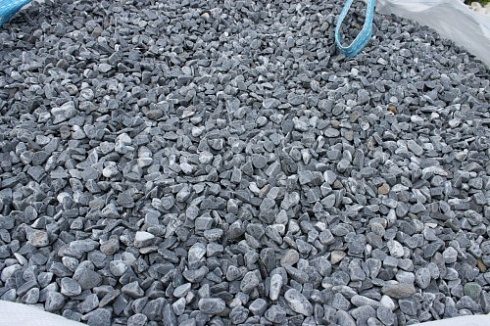 Kamenclub.ru: Щебень галтованный черный (мрамор) фр.10-20 мм.  купить в Сургуте мрамор черный с белыми прожилками, черный, белый окатанный округлый ландшафтный декоративный щебень 15000 руб/т   фото КАМЕНЬ КЛУБ