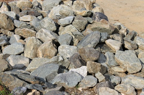 Kamenclub.ru: Гранит скальник (серо-зеленый) фр. 100-500 мм.  купить в Сургуте гранит зеленый, серый, салатовый крупный ландшафтный валун 6 000 руб/т   фото КАМЕНЬ КЛУБ