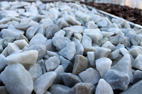 Kamenclub.ru: Мраморная крошка, щебень, цвет-белый,  фр. 20-40 мм.  купить в Сургуте мрамор белый молочный слоновая кость айвори  мраморная крошка ландшафтная 12000 руб/т   фото КАМЕНЬ КЛУБ