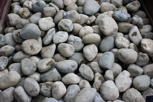 Kamenclub.ru: Темно-серый валунчик фр.100-300 мм.  купить в Сургуте крупный природный камень серый, темно-серый, светло-серый речная галька большого размера окатанная 4500 руб/т   фото КАМЕНЬ КЛУБ