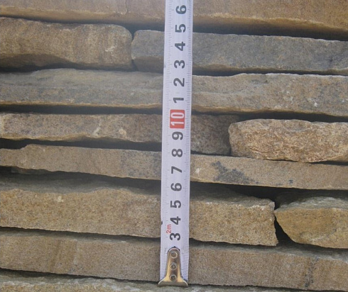 Kamenclub.ru: Песчаник пластушка желтый с разводом под дерево (2 см)  купить в Сургуте плитняк желтый с разводами, желтый, рыжий, серый песчаник пластушка рваная ландшафтная 11 000 руб/м3   фото КАМЕНЬ КЛУБ