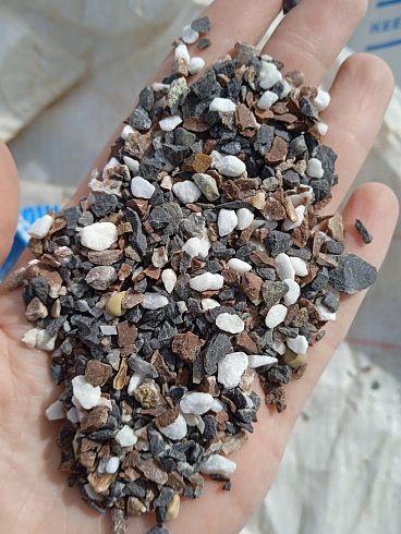 Kamenclub.ru: Мраморная крошка (щебень галтованный микс:: белый-черный) фр.5-10 мм  купить в Сургуте мрамор белый, черный, молочный, серый галтовка мраморная окатанная декоративная ландшафтная 15500 руб/т   фото КАМЕНЬ КЛУБ