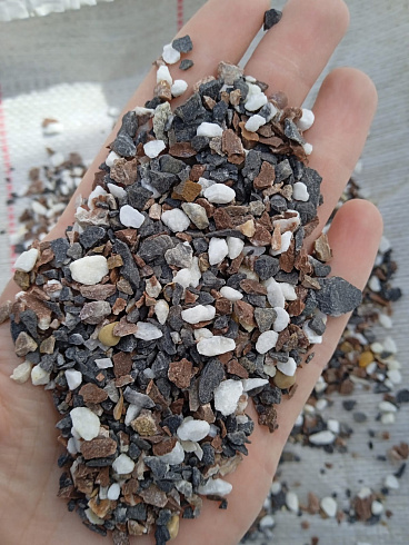 Kamenclub.ru: Мраморная крошка (щебень галтованный микс:белый-черный-розовый-медовый) фр.5-10 мм.  купить в Сургуте мрамор белый, медовый, черный, розовый мраморный галтованный щебень декоративный ландшафтный 15500 руб/т   фото КАМЕНЬ КЛУБ