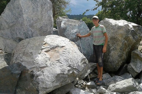 Kamenclub.ru: Змеевик скальник фр. 500-1500 мм.  купить в Сургуте змеевик зеленый серый черный глыба скальная колотая 7500 руб/т   фото КАМЕНЬ КЛУБ