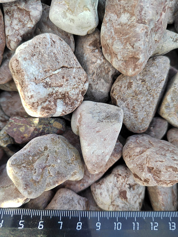 Kamenclub.ru: Мраморная крошка (щебень галтованный розовый) фр.20-40 мм.  купить в Сургуте мрамор розовый, красный оголтованный округлый щебень  15000 руб/т   фото КАМЕНЬ КЛУБ