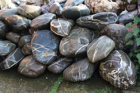 Kamenclub.ru: Валунчик Паутинник фр.100-300 мм  купить в Сургуте крупный природный камень галечник темно-серый с прожилками белый черный речной валунчик 5000 руб/т   фото КАМЕНЬ КЛУБ