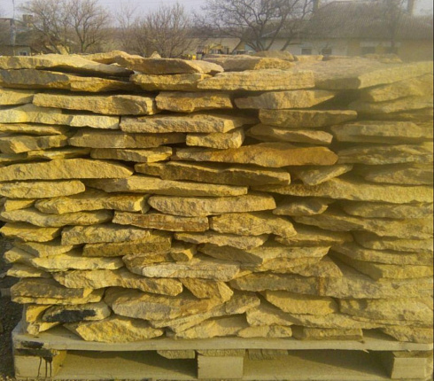 Kamenclub.ru: Песчаник пластушка "фонтанка" желтая (3,0 - 5,0 см)  купить в Сургуте песчаник желтая, рыжий, желтый песчаник колотый рваный со сколом облицовочный 16200 руб/м3   фото КАМЕНЬ КЛУБ