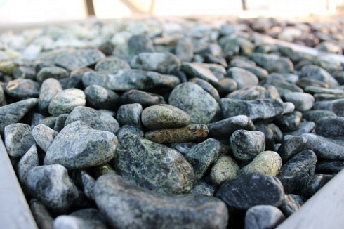 Kamenclub.ru: Щебень галтованный зеленый (змеевик) фр. 20-40 мм.  купить в Сургуте мрамор зеленый, салатовый оголтованный щебень мраморный 12500 руб/т   фото КАМЕНЬ КЛУБ