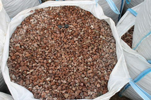 Kamenclub.ru: Мраморная крошка (щебень крошка розовый) фр. 10-20 мм.  купить в Сургуте мрамор розовый, красный каменная декоративная крошка ландшафтная 11000 руб/т   фото КАМЕНЬ КЛУБ