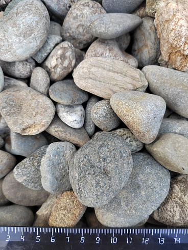 Kamenclub.ru: Галька речная окат (пестрая) фр. 20-40 мм. купить  в Сургуте галька речная пестрая, серая, серые оттенки галька речная окатанная округлая 5000 руб/т   фото КАМЕНЬ КЛУБ
