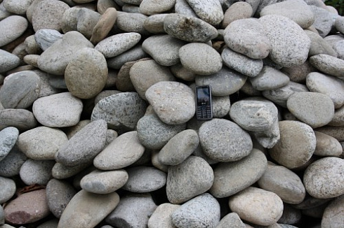 Kamenclub.ru: Галька речная плоская (бело-серая) фр. 100-200-300 мм. купить  в Сургуте галька речная плоская серый, белый, бело-серый, серо-белый речная галька плоская  9000 руб/т   фото КАМЕНЬ КЛУБ