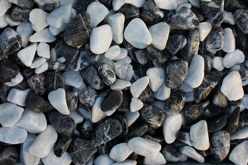 Kamenclub.ru: Мраморная крошка (щебень галтованный микс:: серый-зеленый-розовый) фр.10-20 мм.  купить в Сургуте мрамор серый, зеленый, розовый щебень окатанный округлый декоративный ландшафтный 15500 руб/т   фото КАМЕНЬ КЛУБ