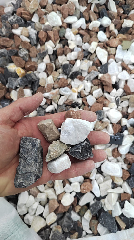 Kamenclub.ru: Мраморная крошка (щебень крошка микс : белый-черный-розовый) фр. 20-40 мм.  купить в Сургуте мрамор белый, черный, розовый декоративная ландшафтная крошка 12000 руб/т   фото КАМЕНЬ КЛУБ