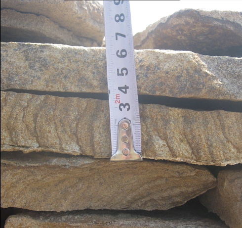 Kamenclub.ru: Песчаник пластушка желтый с рисунком (3 см)  купить в Сургуте песчаник желтый с рисунком, рыжий, желтый песчаник пластушка ландшафтная рваная 8 500 руб/м3   фото КАМЕНЬ КЛУБ