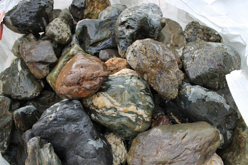 Kamenclub.ru: Ландшафтные валунчики фр.100-500 мм.  купить в Сургуте крупный природный камень серый, темно-серый, светло-серый речной валун крупный 4800 руб/т   фото КАМЕНЬ КЛУБ