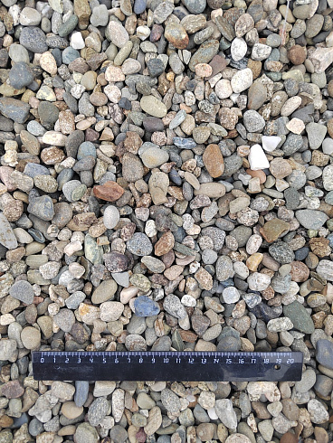 Kamenclub.ru: Галька речная окат (серая) фр.10-20 мм купить  в Сургуте галька речная серая, серый, темно-серый, светло-серый, коричневый ландшафтная декоративная речная окатанная округлая галька 5000 руб/т   фото КАМЕНЬ КЛУБ