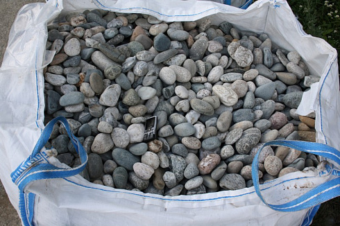 Kamenclub.ru: Галька речная окат (серая) фр.40-60 мм купить  в Сургуте галька речная серый бежевый рыжий коричневый округлый речной камень 5000 руб/т   фото КАМЕНЬ КЛУБ