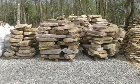 Kamenclub.ru: Песчаник плиты - плахи - пошаговые дорожки (фр. 70-150 мм)  купить в Сургуте песчаник серый бежевый желтый зеленый колотый песчаник строительный 6500 руб/т   фото КАМЕНЬ КЛУБ