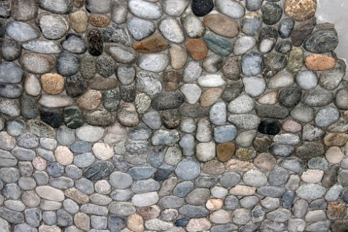 Kamenclub.ru: Галька речная плоская (ассорти) фр. 70-150 мм. купить  в Сургуте галька галечник серый белый темно-серый синий светло-серый плоская природная галька  9000 руб/т   фото КАМЕНЬ КЛУБ