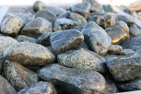 Kamenclub.ru: Щебень галтованный зеленый (змеевик) фр. 50-100 мм.  купить в Сургуте галтовка мраморная зеленый, салатовый мрамор 12 500 руб/т   фото КАМЕНЬ КЛУБ