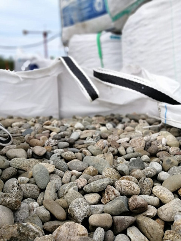 Kamenclub.ru: Галька речная окат (пестрая) фр. 20-40 мм. купить  в Сургуте галька речная пестрая, серая, серые оттенки галька речная окатанная округлая 5000 руб/т   фото КАМЕНЬ КЛУБ