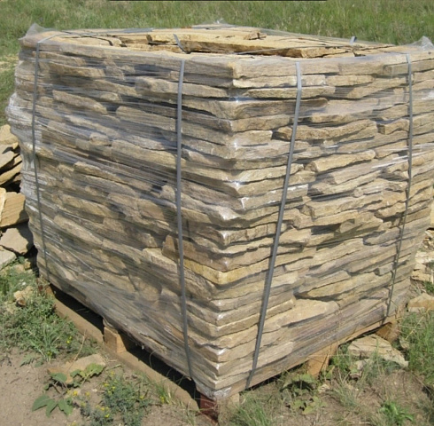 Kamenclub.ru: Песчаник пластушка желтый с рисунком (3 см)  купить в Сургуте песчаник желтый с рисунком, рыжий, желтый песчаник пластушка ландшафтная рваная 8 500 руб/м3   фото КАМЕНЬ КЛУБ