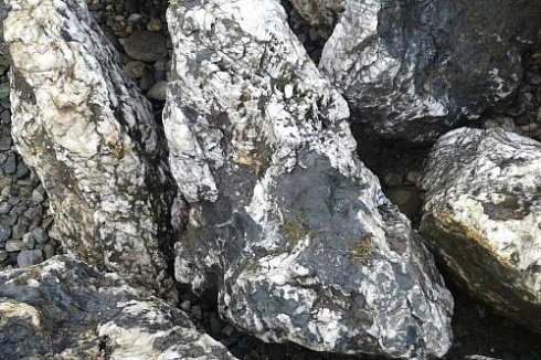 Kamenclub.ru: Черный гранит - кварцит фр. 100-500 мм.  купить в Сургуте мрамор гранит черный с белыми прожилками, серый, белый валун скальный колотый 7000 руб/т   фото КАМЕНЬ КЛУБ