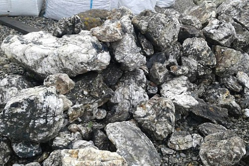 Kamenclub.ru: Черный гранит - кварцит фр. 500-1000 мм.  купить в Сургуте гранит кварцит черный серый белый скальный колотый валун 9750 руб/т   фото КАМЕНЬ КЛУБ