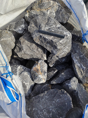 Kamenclub.ru: Черный мрамор скальник фр. 100-500 мм.  купить в Сургуте мрамор черный белый серый крупный колотый валун ландшафтный 8500 руб/т   фото КАМЕНЬ КЛУБ