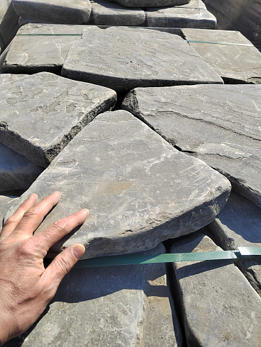 Kamenclub.ru: Песчаник пластушка светло-серый (4,0 - 6,0 см)  купить в Сургуте плитняк - пластушка светло-серый песчаник 12600 руб/м3   фото КАМЕНЬ КЛУБ